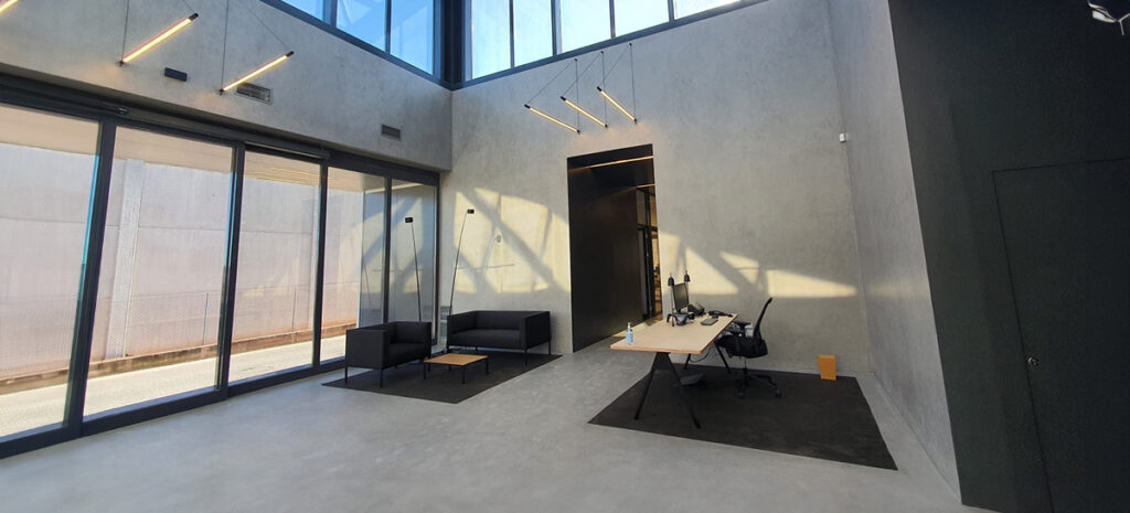 Pavimento decorativo aplicado por Lurtech en oficinas del sector industrial y vinícola de Marzola en Gipuzkoa