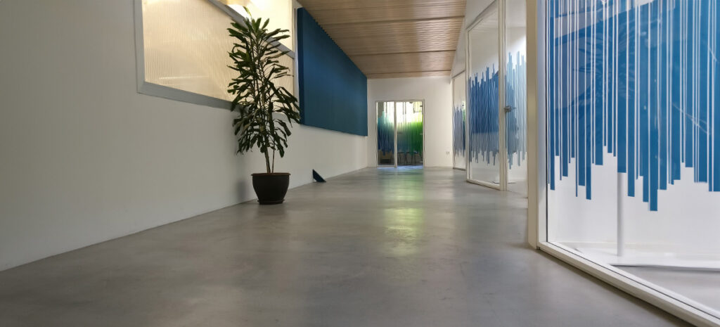 Pavimento decorativo aplicado por Lurtech en las oficinas de la empresa del sector del plástico Plastigaur en Gipuzkoa