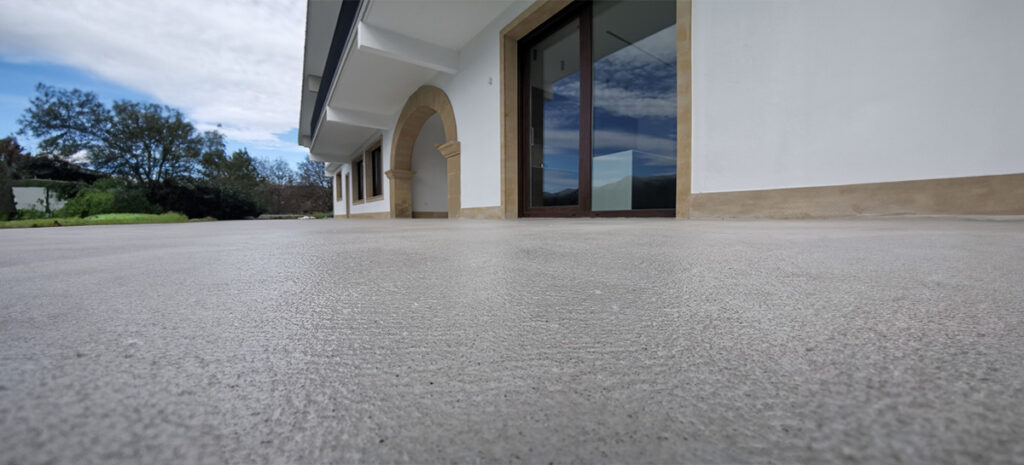 Pavimento exterior antideslizante aplicado por Lurtech en vivienda particular de Mallabia, Bizkaia