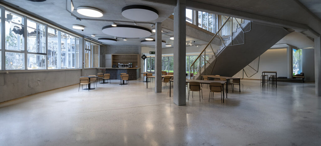 Rehabilitación del edificio Dorleta del campus universitario de Eskoriatza (MU), con pavimento decorativo aplicado por Lurtech